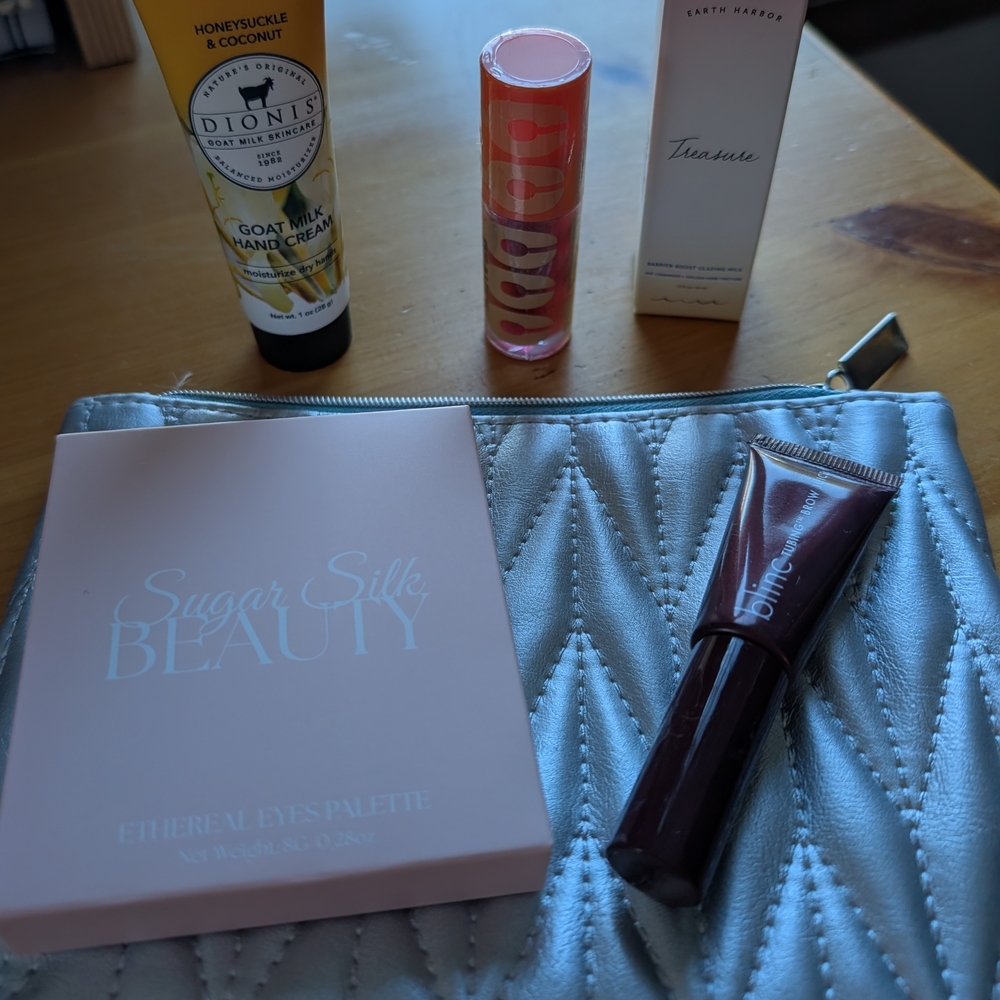 NWT Beauty Bundle Includes January 2026 Ipsy Bag